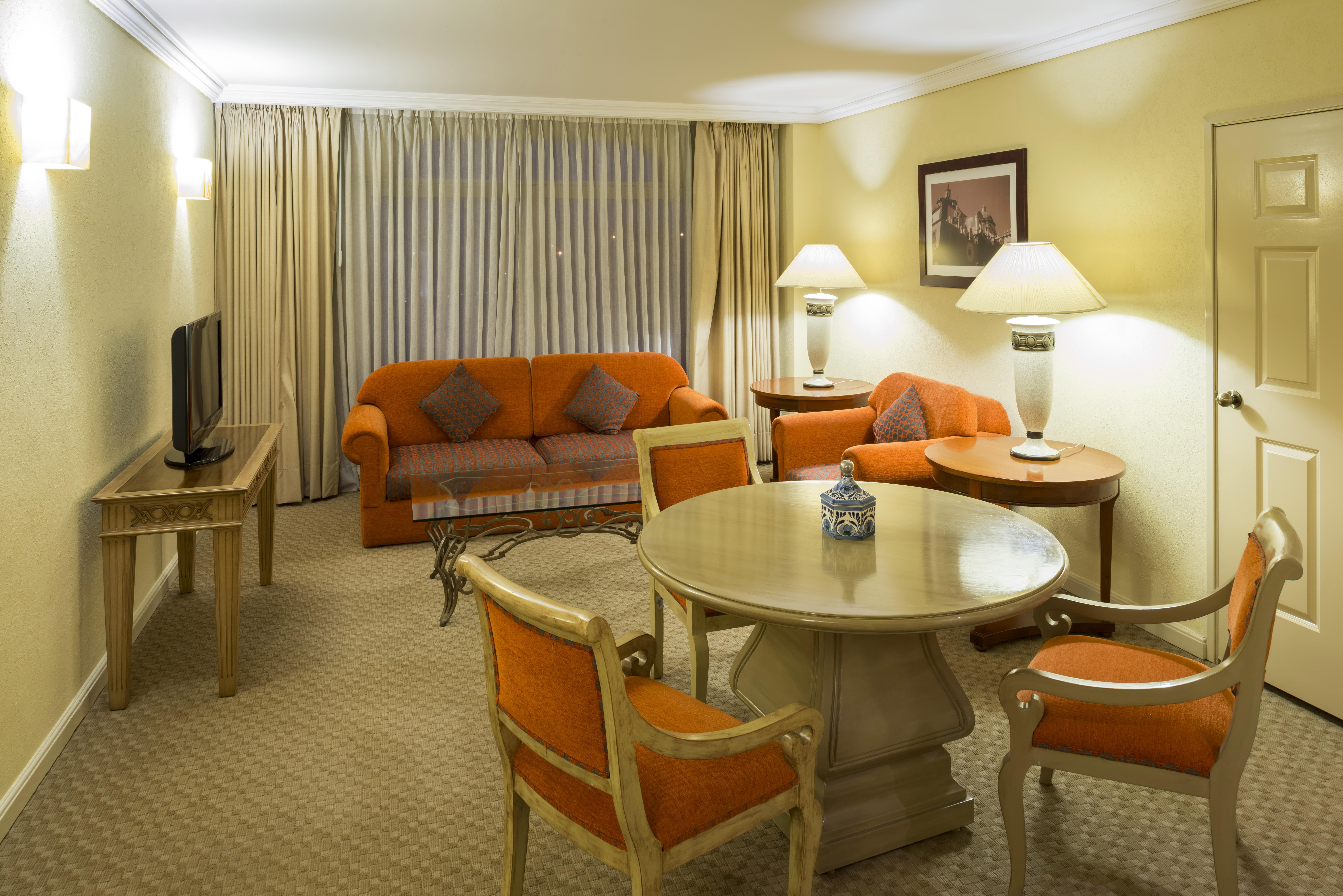 Camino Real Puebla Angelopolis 호텔 외부 사진 A living room in a suite