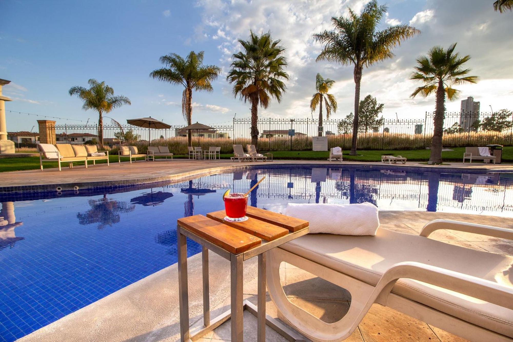 Camino Real Puebla Angelopolis 호텔 외부 사진 The swimming pool at the hotel